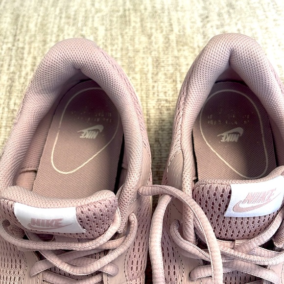 Nike . Size 9.. woman.. - Picture 3 of 5